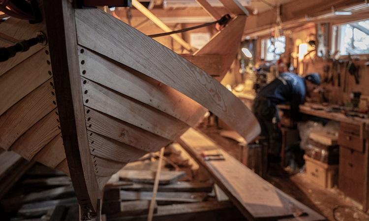 Närbild på en träbåt som håller på att byggas