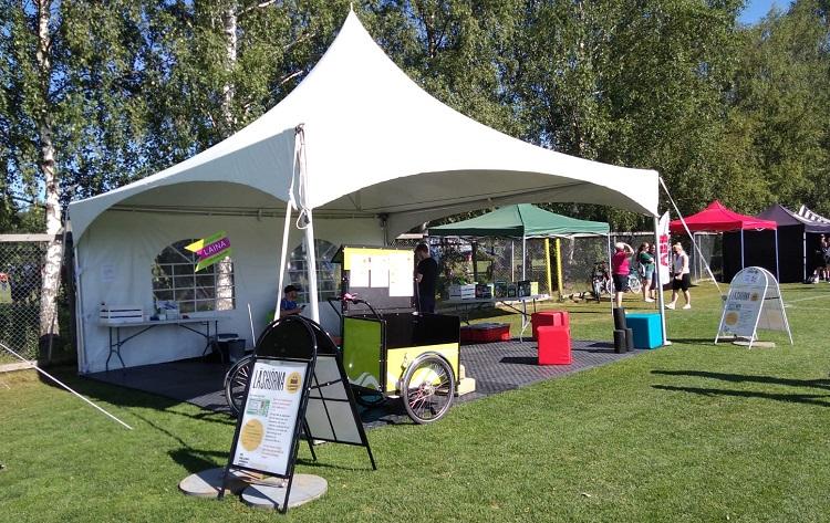 Ett lästält på en gräsmatta. Böcker och annat material finns under tälttaket.