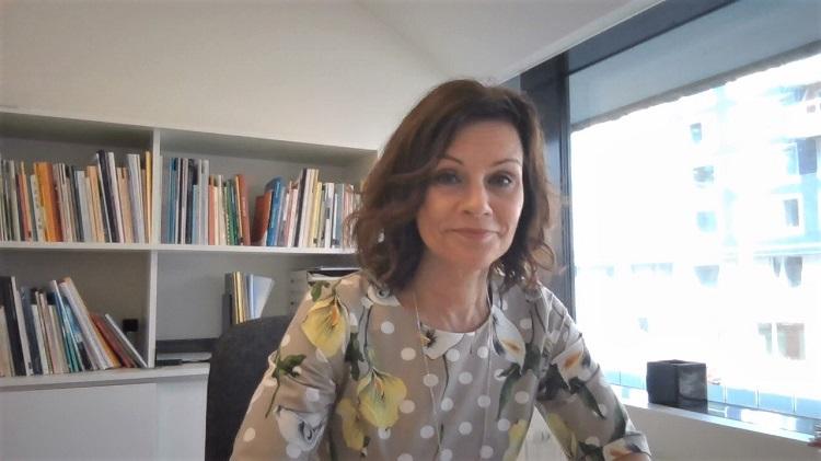 Sydkustens direktör Christel Björkstrand i sitt arbetsrum på Busholmen i Helsingfors.