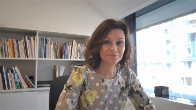 Sydkustens direktör Christel Björkstrand i sitt arbetsrum på Busholmen i Helsingfors.