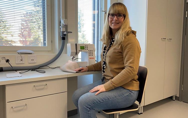 Patricia Weckman vid en symaskin.