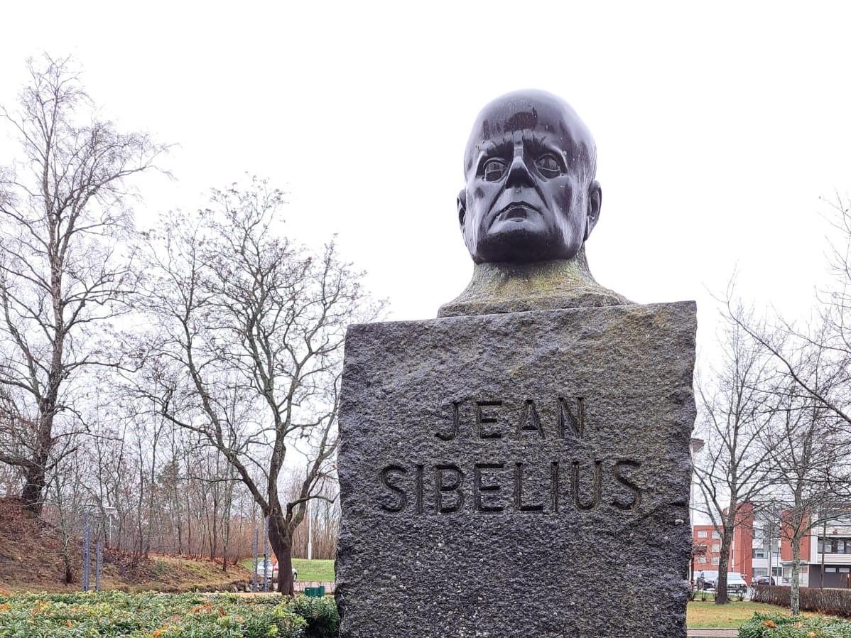 Bild på Sibelius staty i Lovisa